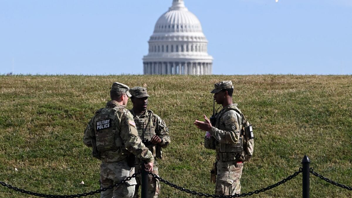 Un año después, la Guardia Nacional que desplegó Trump sigue patrullando Washington