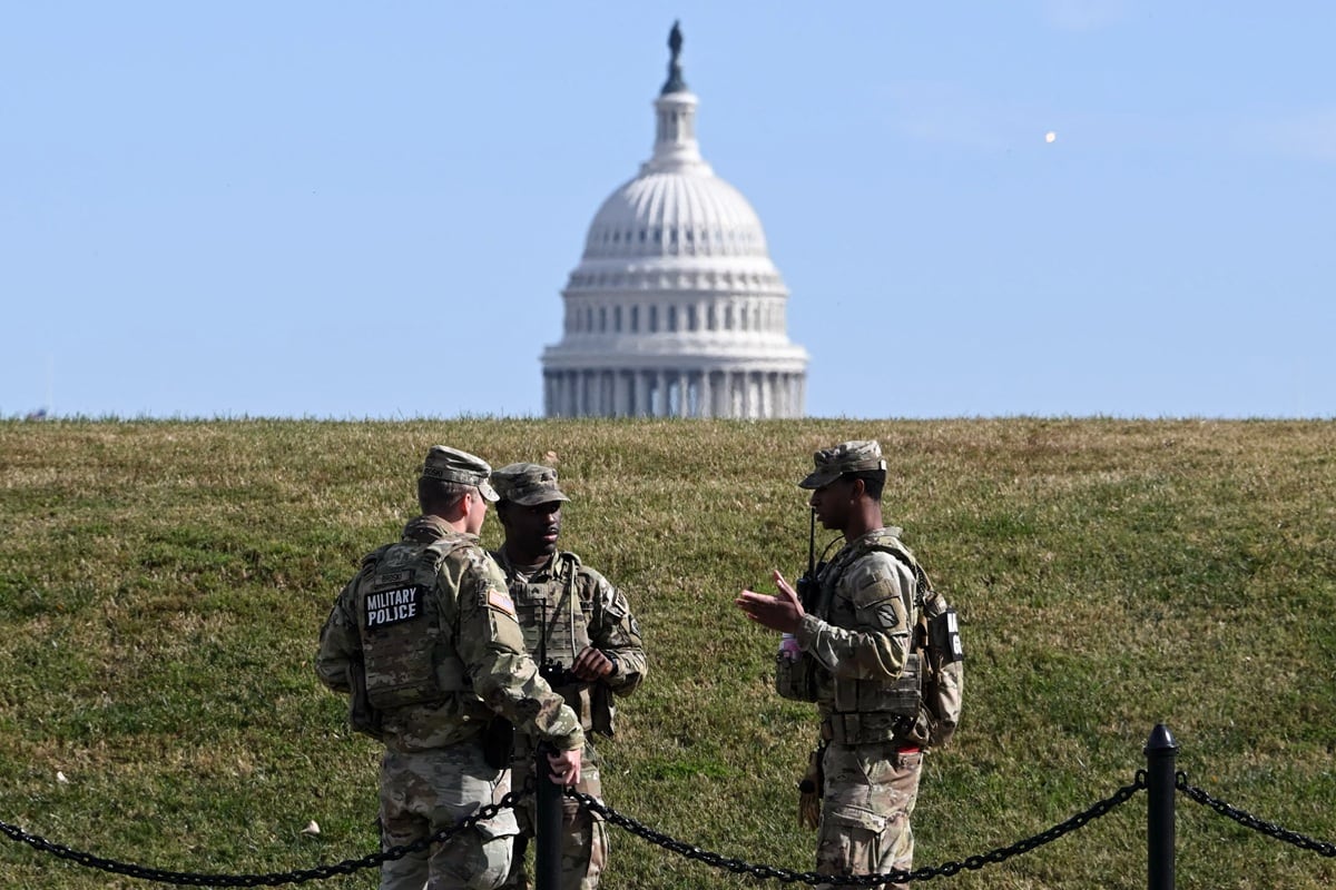 Miembros de la Guardia Nacional patrullan el National Mall con el Capitolio de los Estados Unidos. (ANDREW CABALLERO-REYNOLDS / AFP)