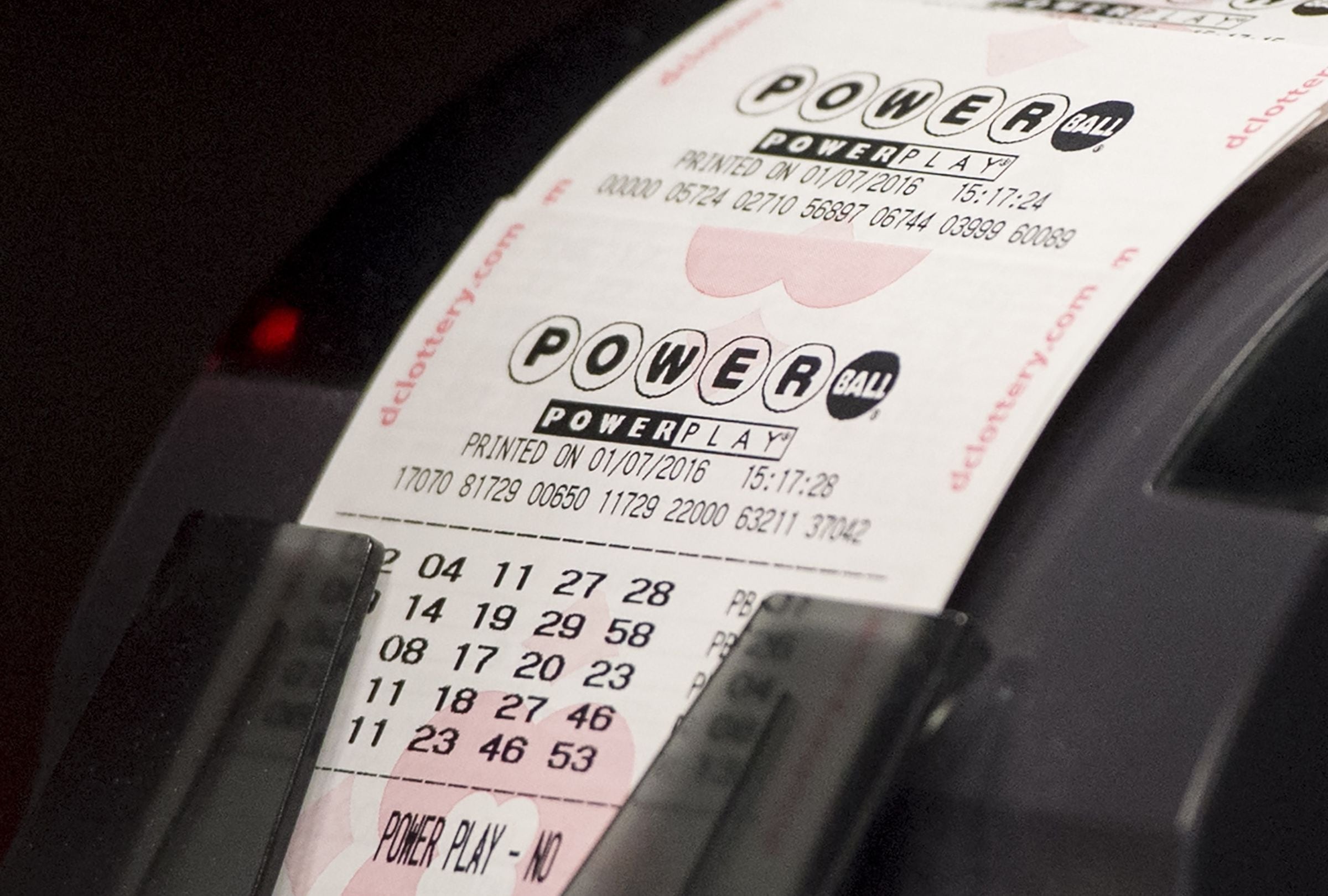 Revisa esta nota para conocer los números ganadores del Powerball en el sorteo del 14/02/2026 y averiguar si el premio mayor ya tiene dueño. (Foto: Saul LOEB / AFP)