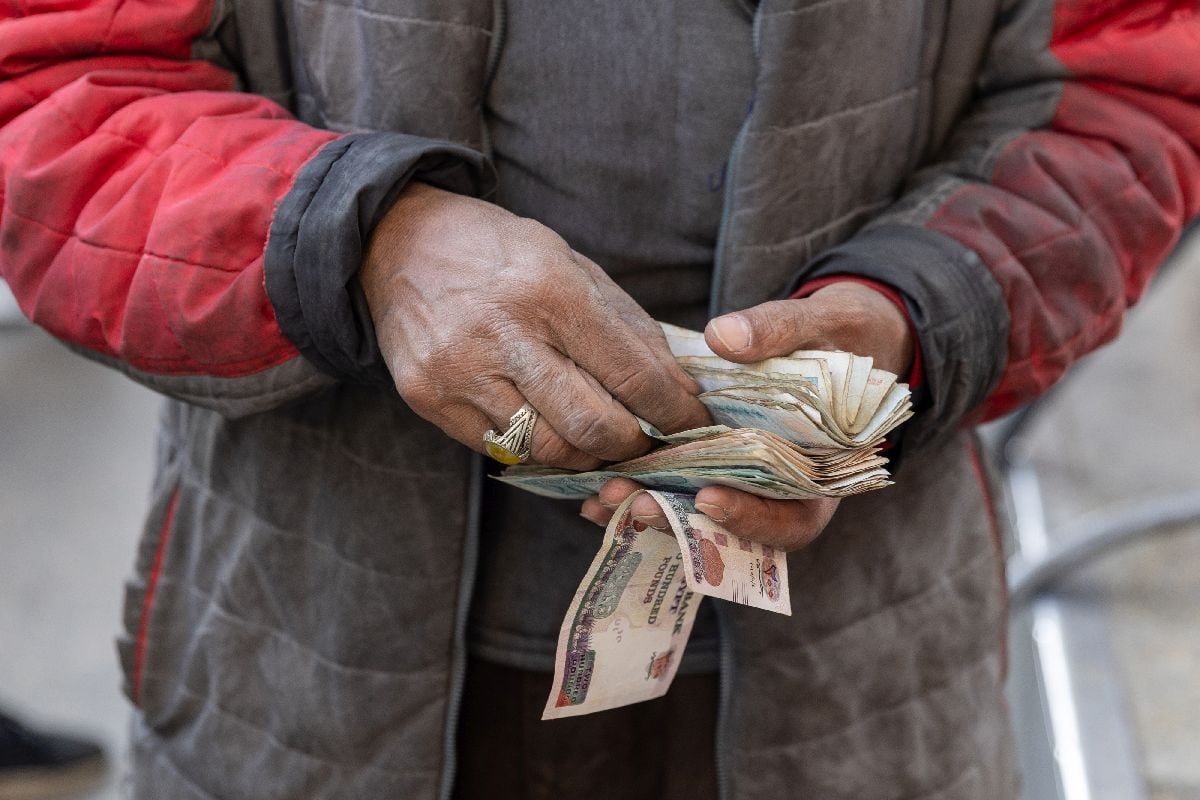 Un empleado cuenta billetes egipcios en una gasolinera de El Cairo. Fotógrafo: Islam Safwat/Bloomberg