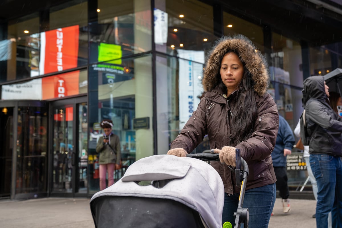 Una mujer caminando por una calle de Nueva York (Foto: EFE)