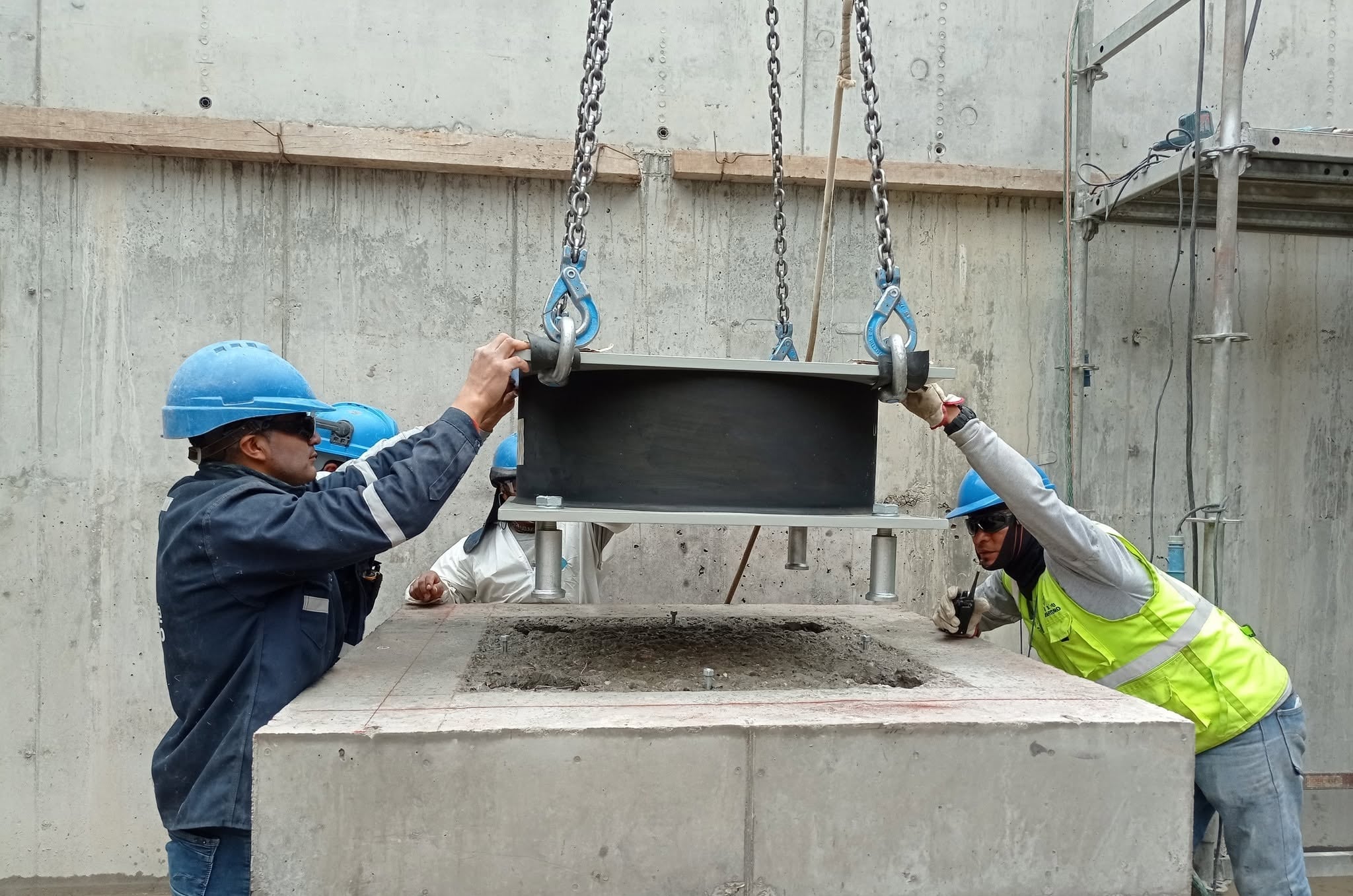 Instalación de aislador sísmico. Foto: Prisma Ingenieros.