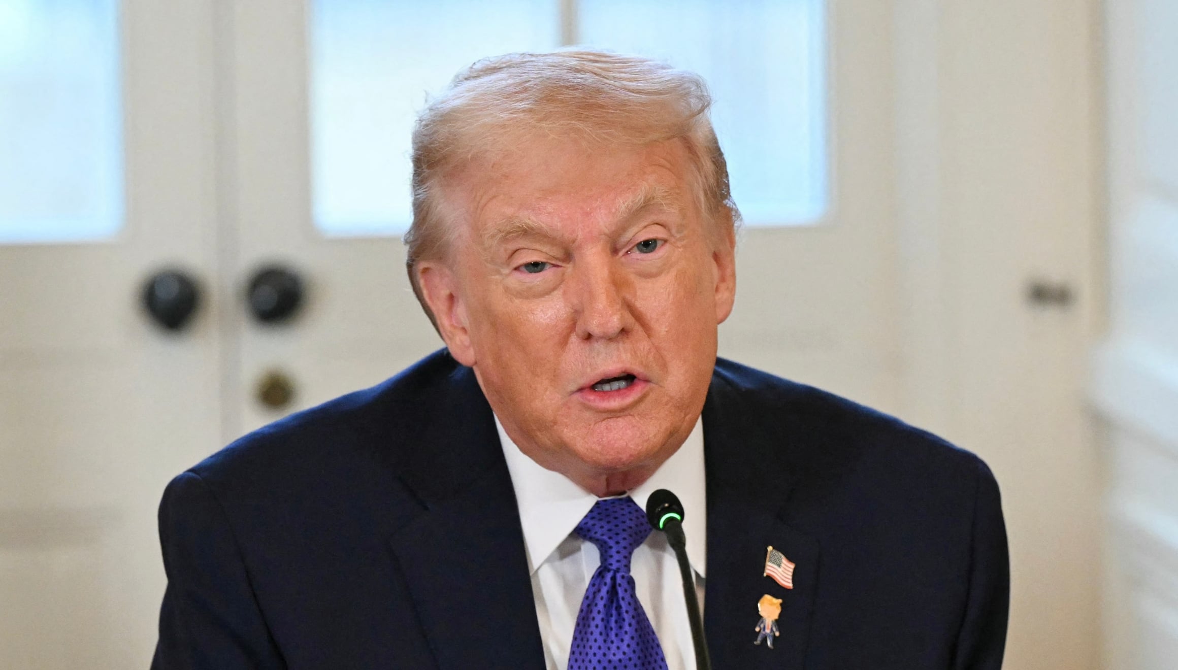 Donald Trump, presidente de Estados Unidos, volvió a dar una actualización sobre los cheques arancelarios que prometió para todos los ciudadanos. Sin embargo, ahora parece que la propuesta está más lejos de concretarse (Foto: AFP)