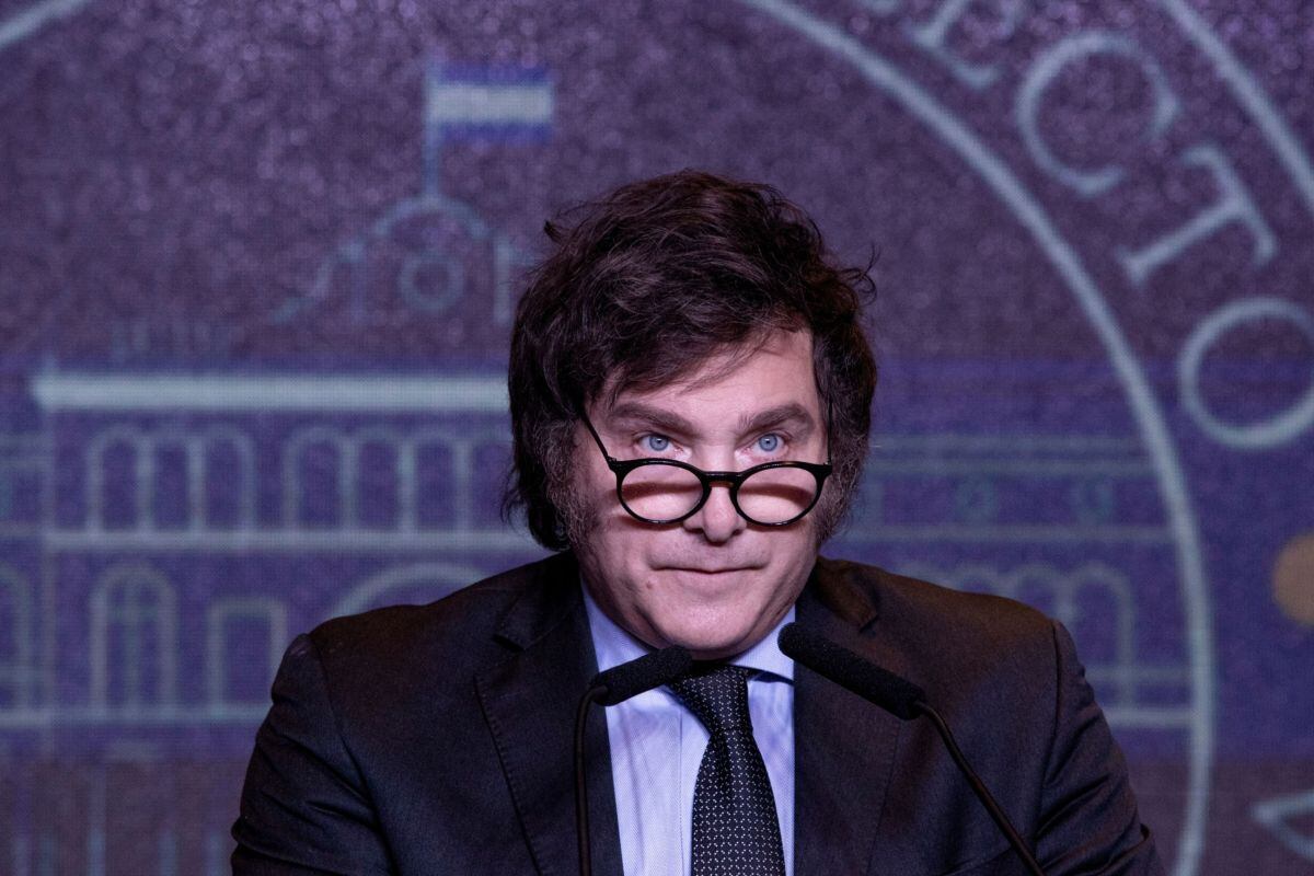 Javier Milei, presidente electo de Argentina, habla durante un mitin de la noche electoral en la sede del partido en Buenos Aires, Argentina, el domingo 19 de noviembre de 2023. El outsider libertaria Milei ganó la presidencia de Argentina prometiendo una reorganización radical para arreglar décadas de mala gestión política, una estrategia que resonó en una población que sufría bajo una economía en picada, un colapso monetario prolongado y una de las tasas de inflación más rápidas del mundo. Fotógrafa: Anita Pouchard Serra/Bloomberg