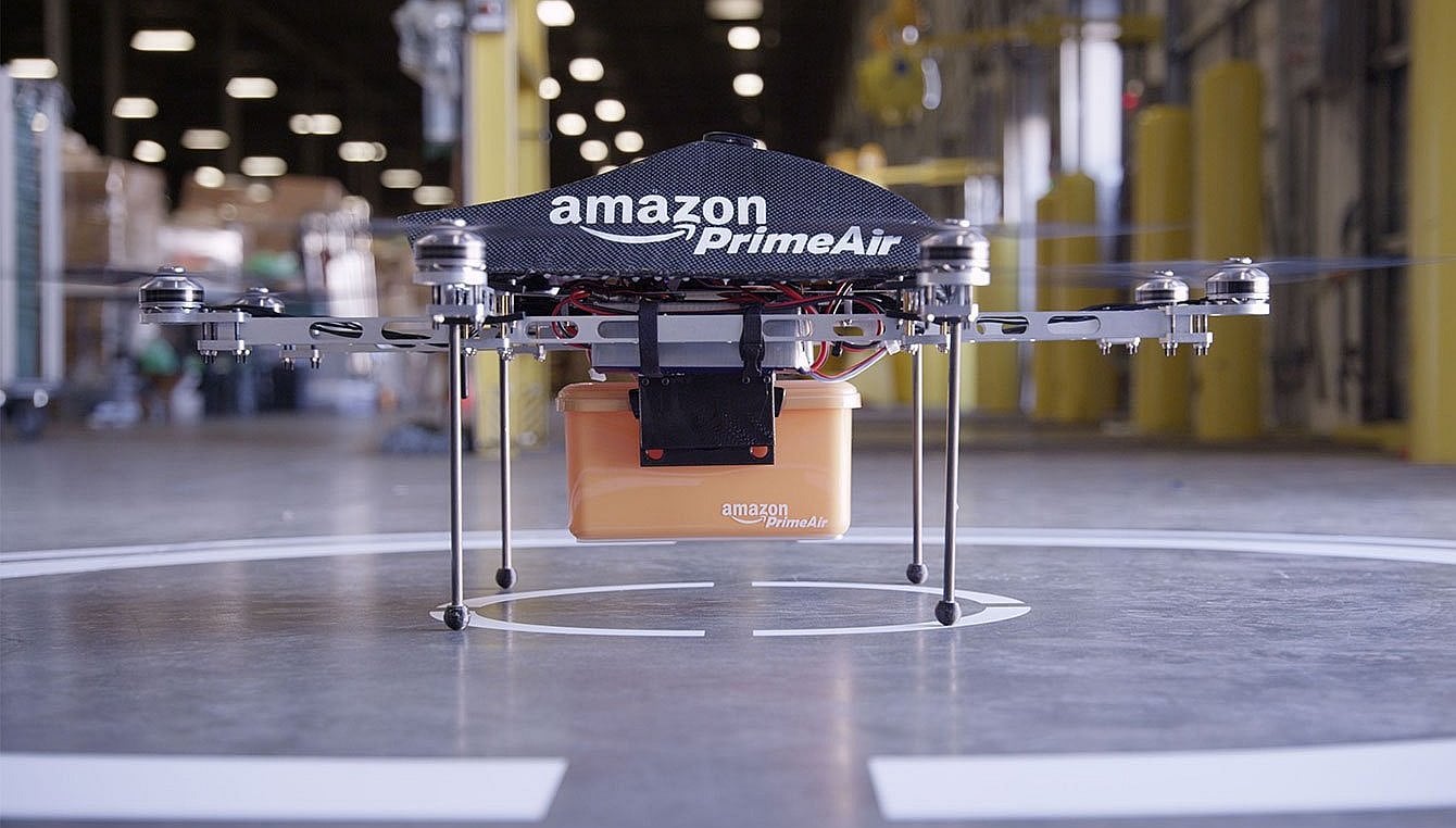 Amazon realiza su primera entrega de paquetes usando un "dron"