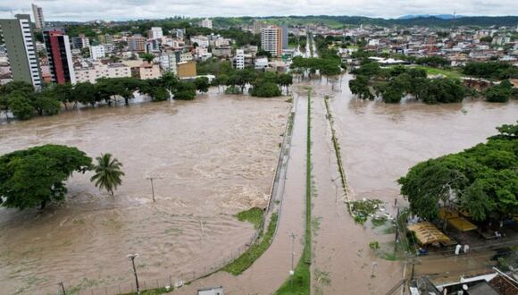 Una vista aérea muestra un barrio durante las inundaciones causadas por el desbordamiento del río Cachoeira en Itabuna, estado de Bahía, Brasil. (Foto: Reuters)