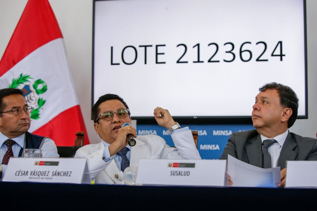 Según el ministro de Salud hay suficientes indicios de negligencia en la producción del suero de la empresa Medifarma S. A. Foto: Fernando Sangama / @photo.gec