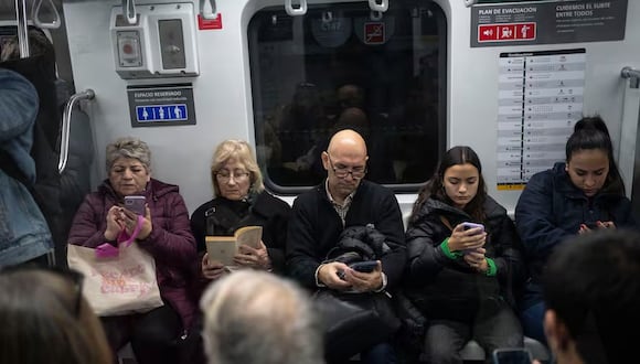 Pasajeros viajan en metro en Buenos Aires, Argentina, el viernes 17 de mayo de 2024. (AP Foto/Rodrigo Abd)