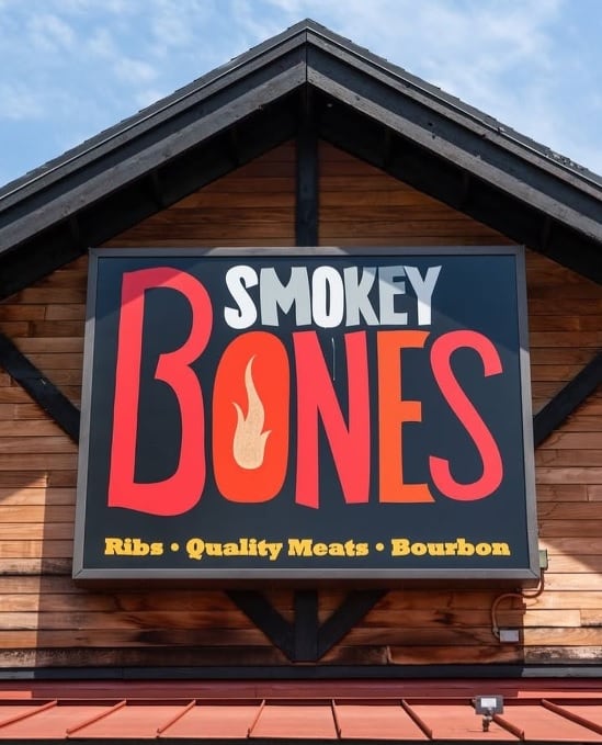 Trabajadores aseguraron que fueron notificados el mismo día en que los restaurantes dejaron de operar. (Foto: @smokeybonesbar / Instagram)