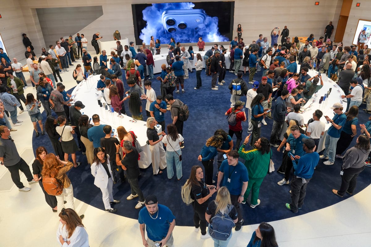 Personas asisten al lanzamiento del iPhone 18 Pro y Pro Max este viernes, en la icónica tienda de la Quinta Avenida en Manhattan, Nueva York (Estados Unidos). Cientos de personas desafiaron las bajas temperaturas matutinas en el corazón de Manhattan para hacerse con los nuevos modelos de Apple, los iPhone 18Pro. EFE/ Ángel Colmenares