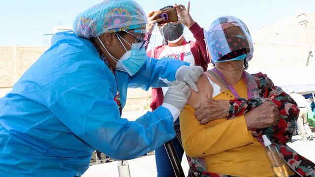 Minsa anuncia que vacunación a personas de 60 años a más se iniciará el lunes 31 de mayo