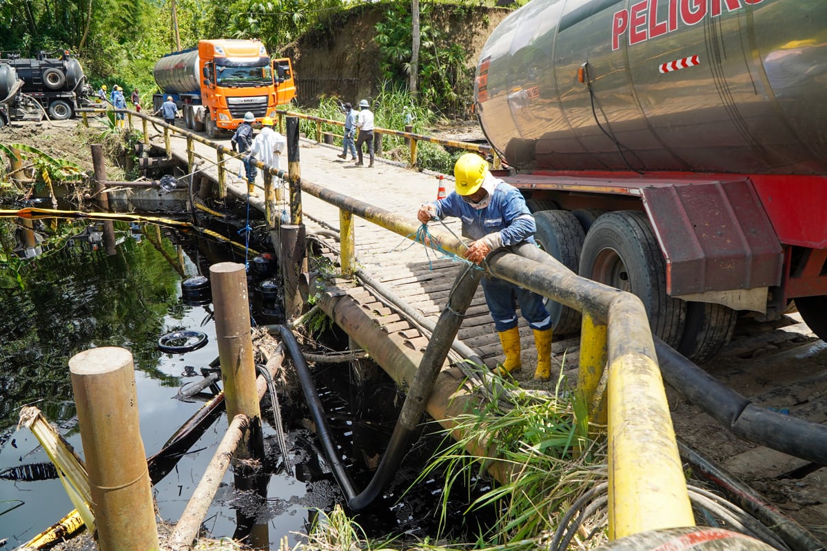 Fotografía del 15 de marzo de 2025 cedida por Petroecuador de personas trabajando en la zona de un derrame de petroleo tras una rotura en el Sistema de Oleoducto Transecuatoriano (Sote) en el sector el Vergel, en Quininde, provincia de Esmeraldas (Ecuador). EFE/ Petroecuador