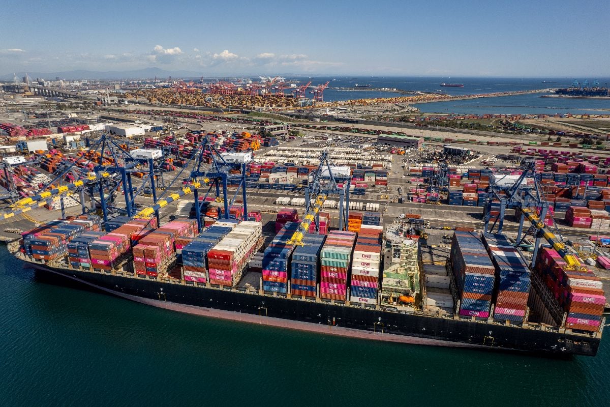 Un buque portacontenedores en el puerto de Los Ángeles, California, EE.UU., el viernes 4 de abril de 2025. Fotógrafo: Kyle Grillot/Bloomberg