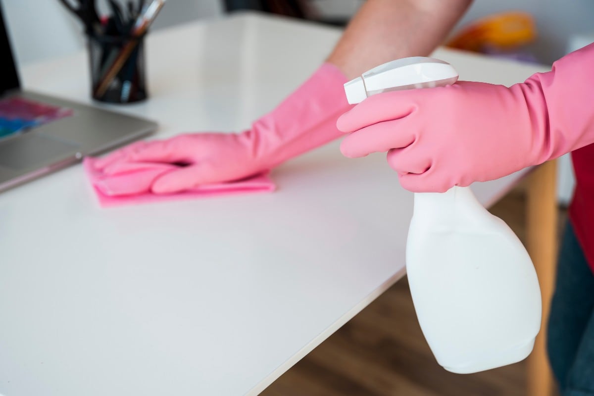 Un nuevo estudio advierte sobre las partículas que pueden generarse al utilizar productos de limpieza perfumados dentro del hogar. (Foto referencial: Magnific)