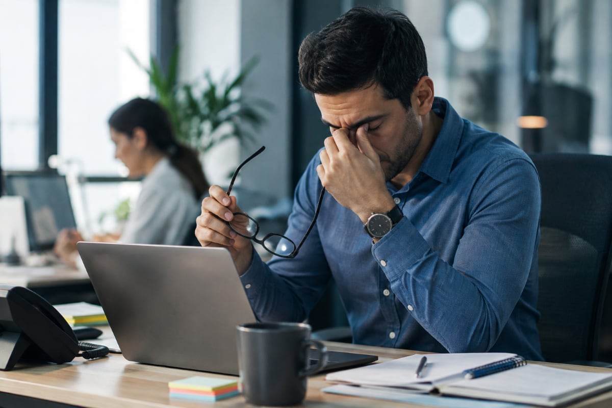 La salud mental escaló al cuarto lugar entre los principales riesgos laborales para las empresas peruanas, según el estudio People Risk 2026 de Marsh. Foto: Composición Gestión-Gemini.