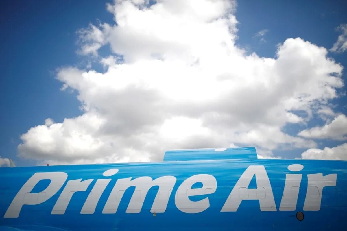 El avión de carga de Prime Air, con el logotipo de Amazon, se salió de la pista tras aterrizar en el Aeropuerto Internacional de Miami. Foto: EFE.