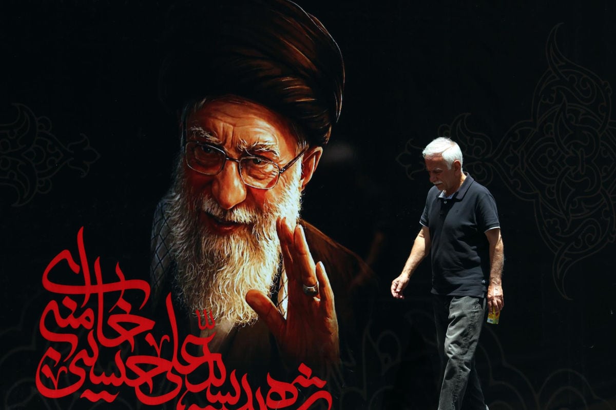 Un hombre iraní camina frente a una valla publicitaria del difunto Líder Supremo iraní, el ayatolá AlÍ Jamenei, antes de sus ceremonias fúnebres en Teherán, Irán, el 3 de julio de 2026. Foto: EFE/EPA/ABEDIN TAHERKENAREH