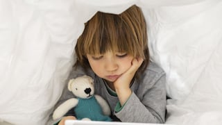 El gran impacto de la exposición de niños a pantallas antes de dormir: lo que explica un neuropediatra