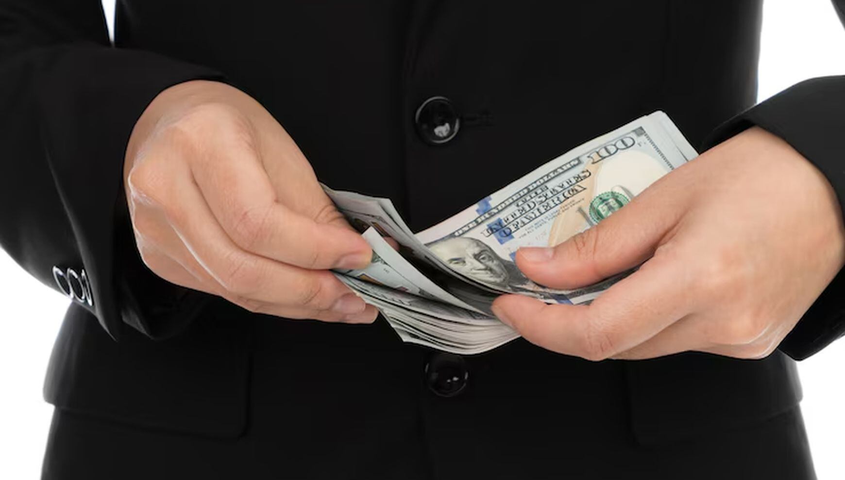 Retirar altas sumas de dinero del banco podría ponerte en la mira de las autoridades de EE.UU. (Foto: Freepik)