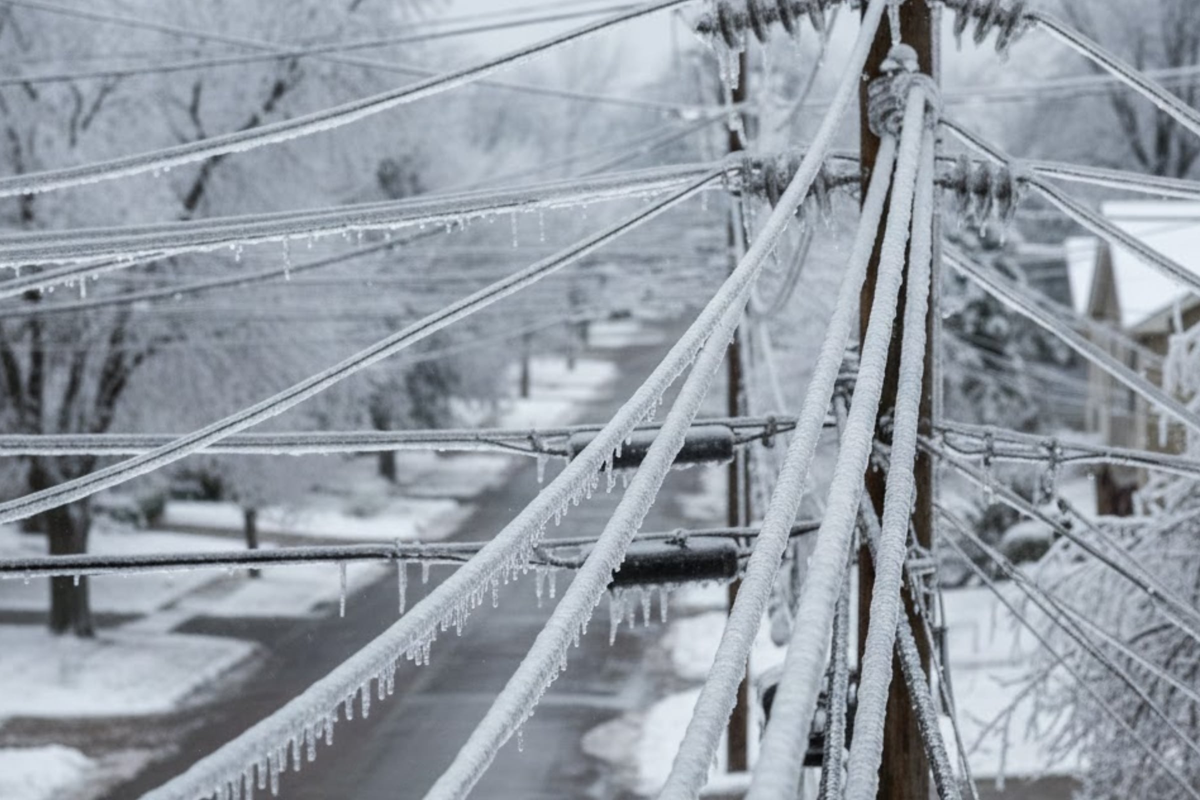 La caída de granizo ocasionaría que el tendido eléctrico se congele y pueda desprenderse de su posición. (Crédito: Imagen referencial creada por El Comercio MAG usando la IA de 'Gemini')