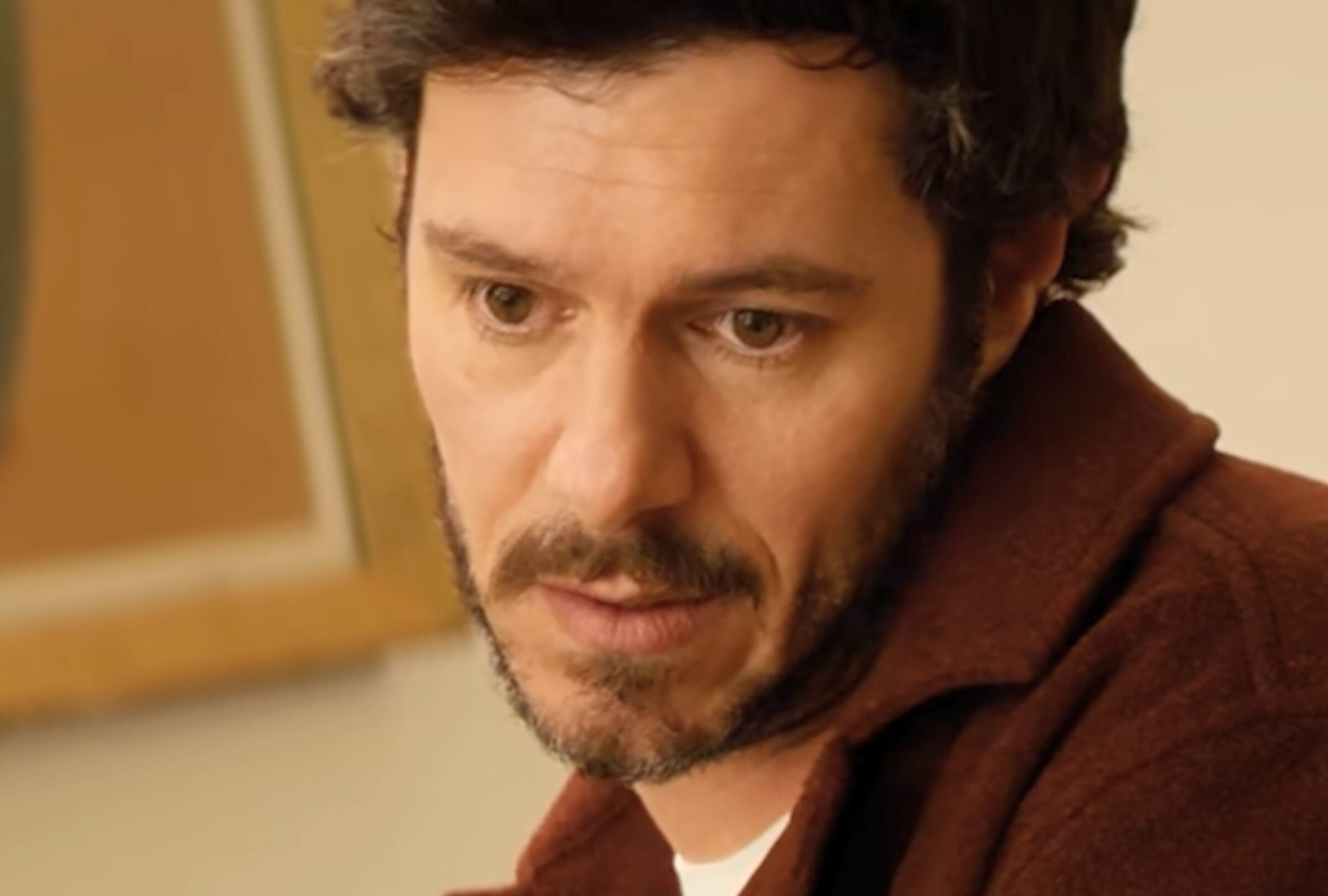 En la exitosa comedia romántica "Nobody Wants This", el actor Adam Brody interpreta al carismático rabino Noah Roklov (Foto: 20th Television / 3 Arts Entertainment / Steve Levitan Productions / Netflix)