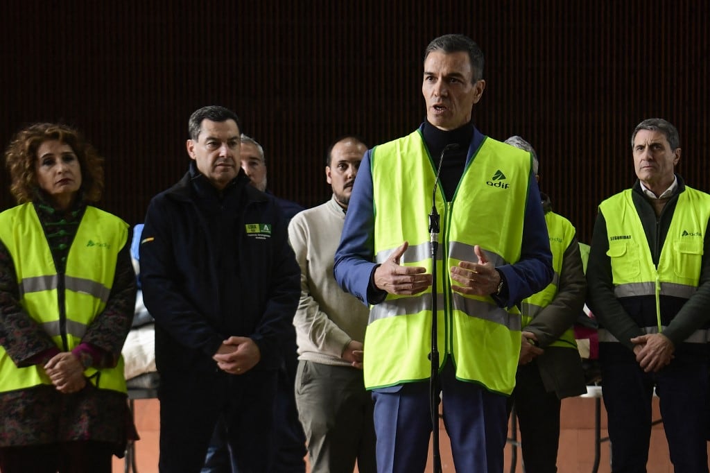 El presidente del Gobierno español, Pedro Sánchez, habla durante una rueda de prensa tras el mortal accidente ferroviario en Adamuz, sur de España, el 19 de enero de 2026. (Foto de CRISTINA QUICLER / AFP)
