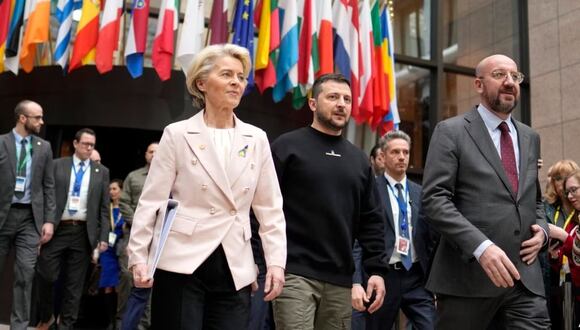 De izquierda a derecha, la presidenta de la Comisión Europea (UE), Ursula von der Leyen, el presidente de Ucrania, Volodymyr Zelenskyy, y el presidente del Consejo Europeo, Charles Michel, caminan juntos durante una cumbre de la UE en Bruselas, Bélgica (Foto: AP- archivo)