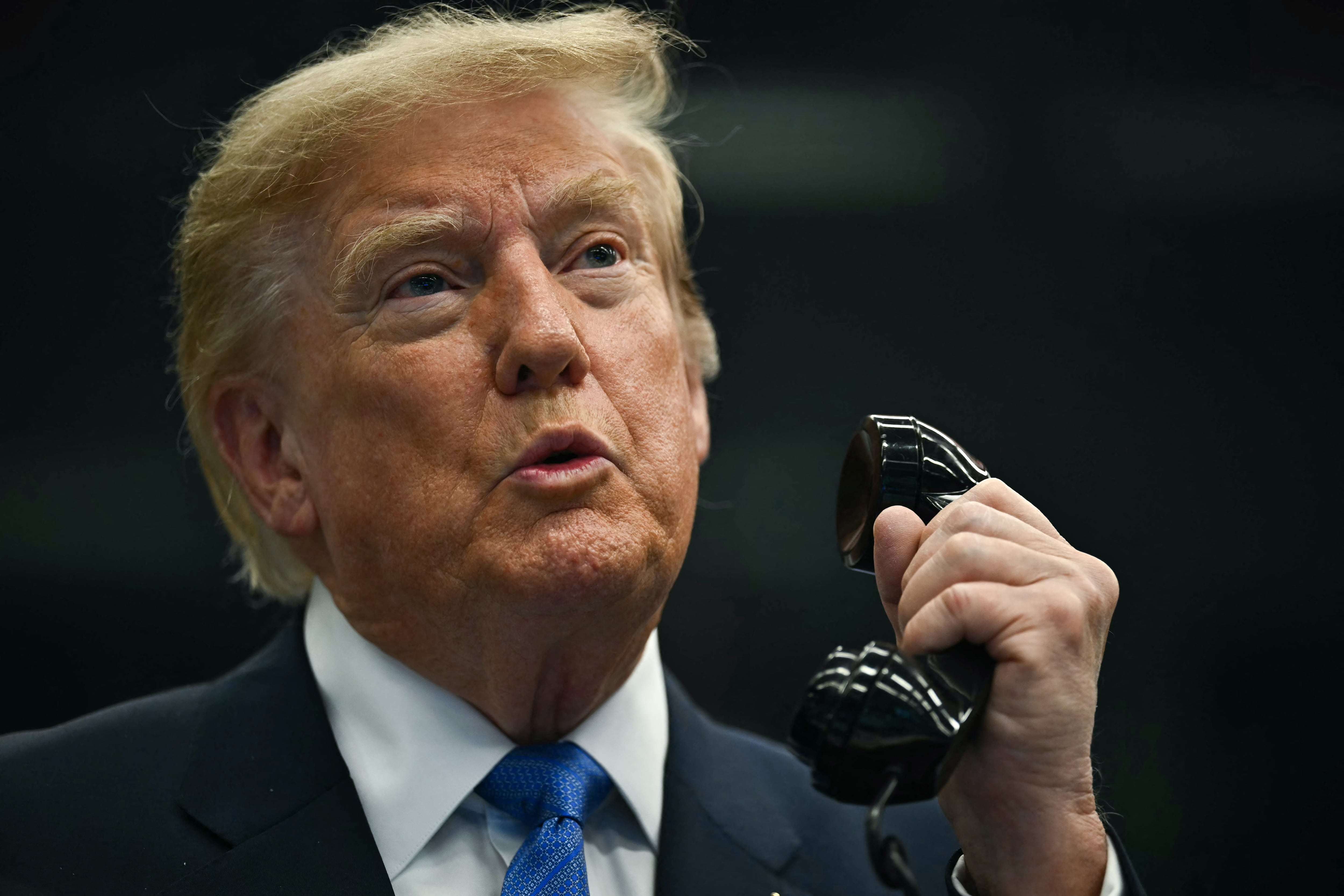“Vamos a golpearlos con fuerza”, dijo Donald Trump, según un periodista de Fox News que afirmó haber hablado brevemente con él. (Foto: Kent NISHIMURA / AFP).