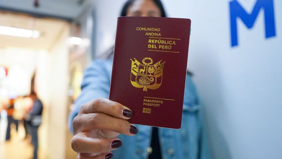 Padres, tutores o representantes legales deben acompañar al menor durante el trámite presencial del pasaporte electrónico. Foto: Migraciones.
