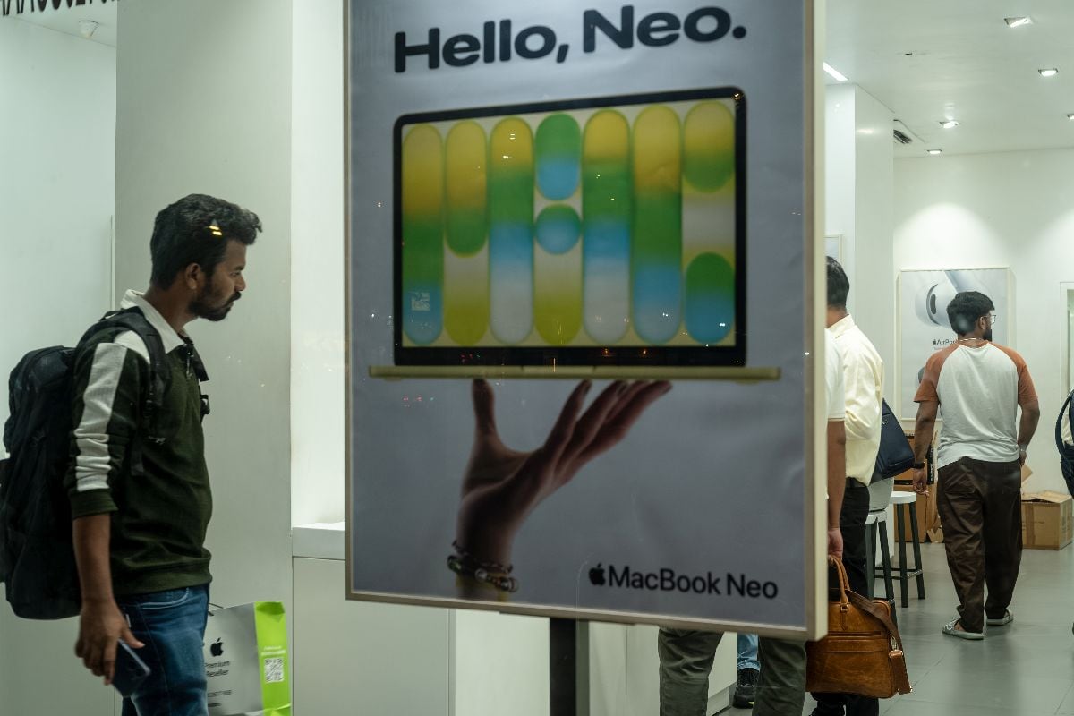 Un anuncio del MacBook Neo de Apple Inc. se exhibe en el interior de una tienda Unicorn, un distribuidor autorizado de Apple, en Mumbai, India.