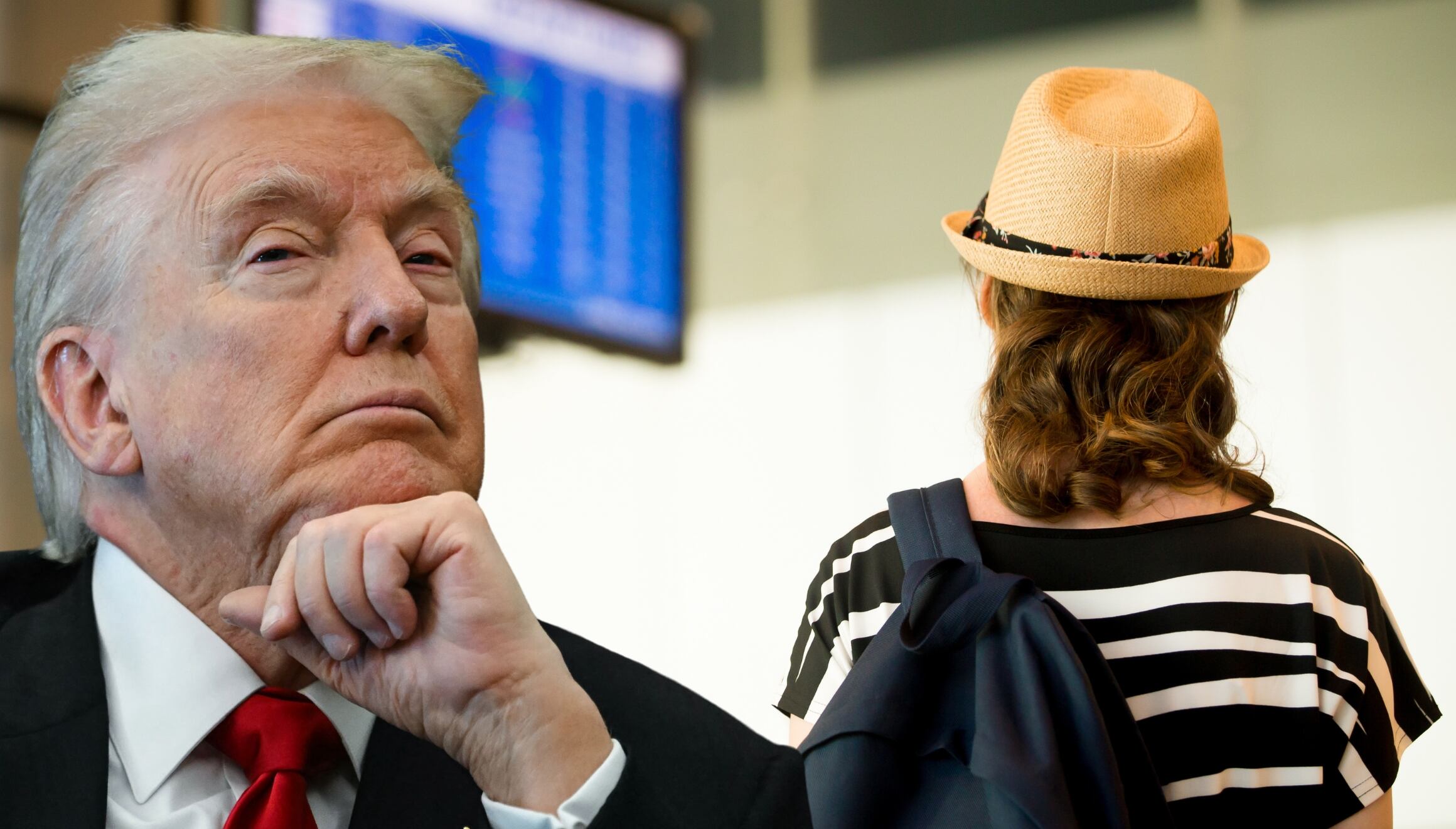 La administración de Donald Trump ha lanzado una campaña sobre modales en los aeropuertos y algo que llama la atención es que está pidiendo a los pasajeros que se vistan de manera correcta (Foto: AFP / Freepik)