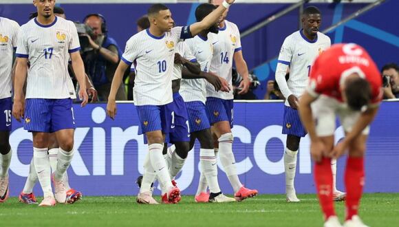 Los jugadores de la selección francesa celebran el primer y único gol del partido de fútbol del grupo D de la Eurocopa 2024 entre Austria y Francia, en Dusseldorf, Alemania, el 17 de junio de 2024. | Crédito: EFE / EPA / Leszek Szymanski