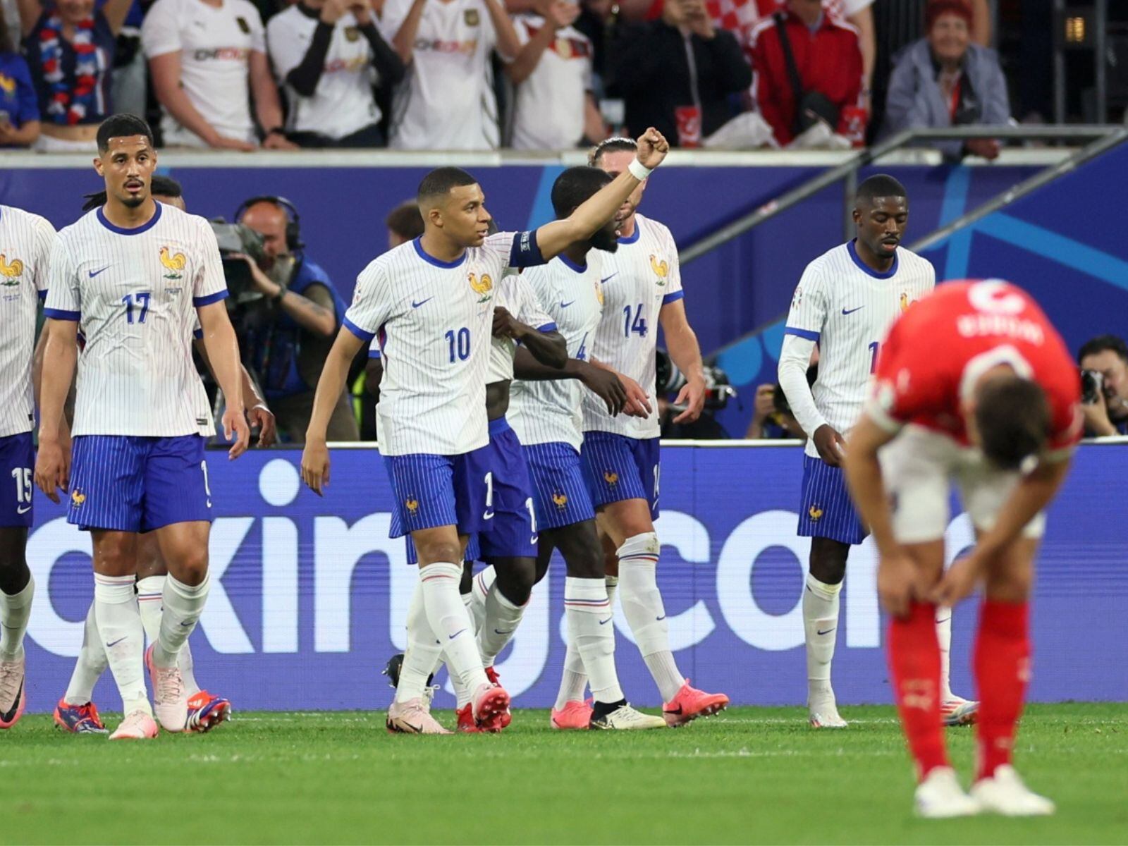 Los jugadores de la selección francesa celebran el primer y único gol del partido de fútbol del grupo D de la Eurocopa 2024 entre Austria y Francia, en Dusseldorf, Alemania, el 17 de junio de 2024. | Crédito: EFE / EPA / Leszek Szymanski