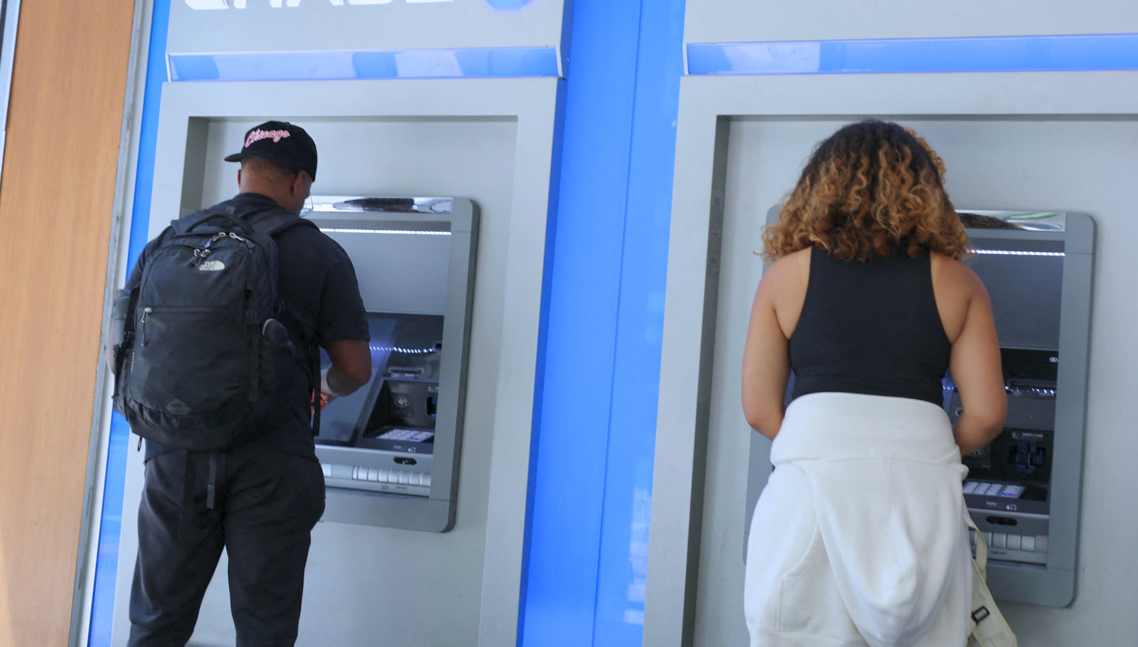 Miles de inmigrantes indocumentados perderían su presencia en el sistema financiero de Arizona (Foto: AFP)