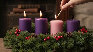 La oración familiar que puedes rezar al encender la tercera vela de la Corona de Adviento 2025 este domingo 14 de diciembre