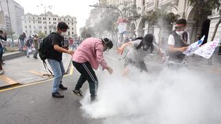 Dispersan con gases lacrimógenos a manifestantes que marchan contra Manuel Merino