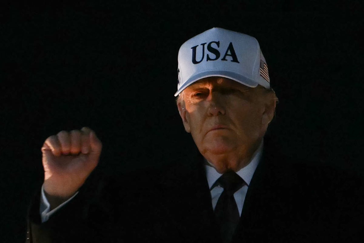 Según videos difundidos en redes sociales, Trump insulta y saca el dedo medio a un trabajador de Ford que lo criticó. Foto: ANDREW CABALLERO-REYNOLDS / AFP