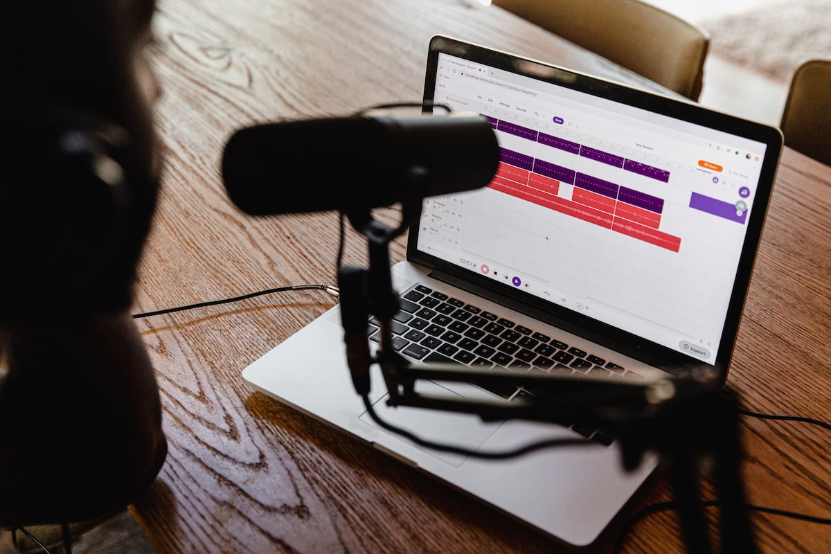 El avance de la tecnología permite al artista producir su propia música y con alfa calidad, pero en muchas ocasiones el mercado requiere mayor profesionalismo. (Foto: Soundtrap/Unsplash)
