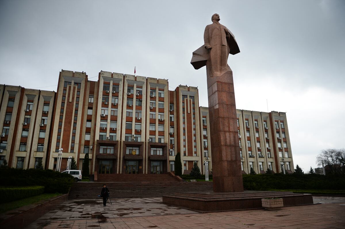 Una estatua de V.I. Lenin frente al edificio del Parlamento de Transdniéster en Tiraspol, la principal ciudad de la república separatista de Moldavia de Transdniéster. (Foto: DANIEL MIHAILESCU / AFP).