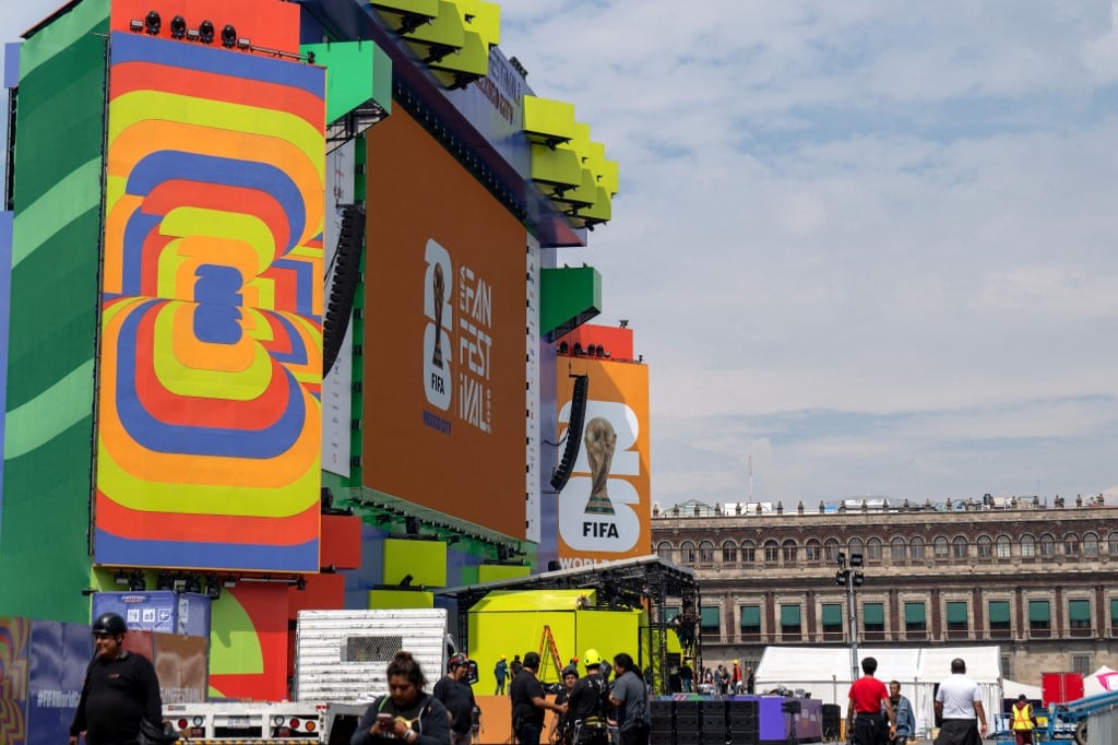 Vista de la pantalla principal del FIFA Fan Fest en la Plaza del Zócalo, un día antes de la inauguración del Mundial de Fútbol de la FIFA 2026 en la Ciudad de México, el 10 de junio de 2026. (Foto de Gerardo LUNA / AFP)