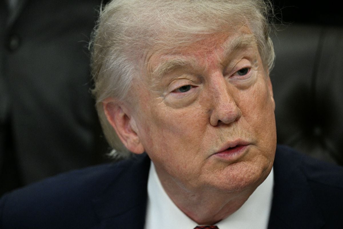 El presidente de Estados Unidos, Donald Trump, habla en el Despacho Oval de la Casa Blanca en Washington, D.C., el 18 de abril de 2026. Foto: Jim Watson / AFP
