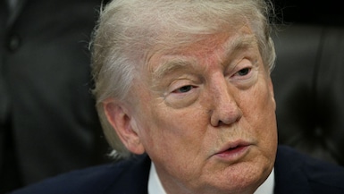 El presidente de Estados Unidos, Donald Trump, habla en el Despacho Oval de la Casa Blanca en Washington, D.C., el 18 de abril de 2026. Foto: Jim Watson / AFP