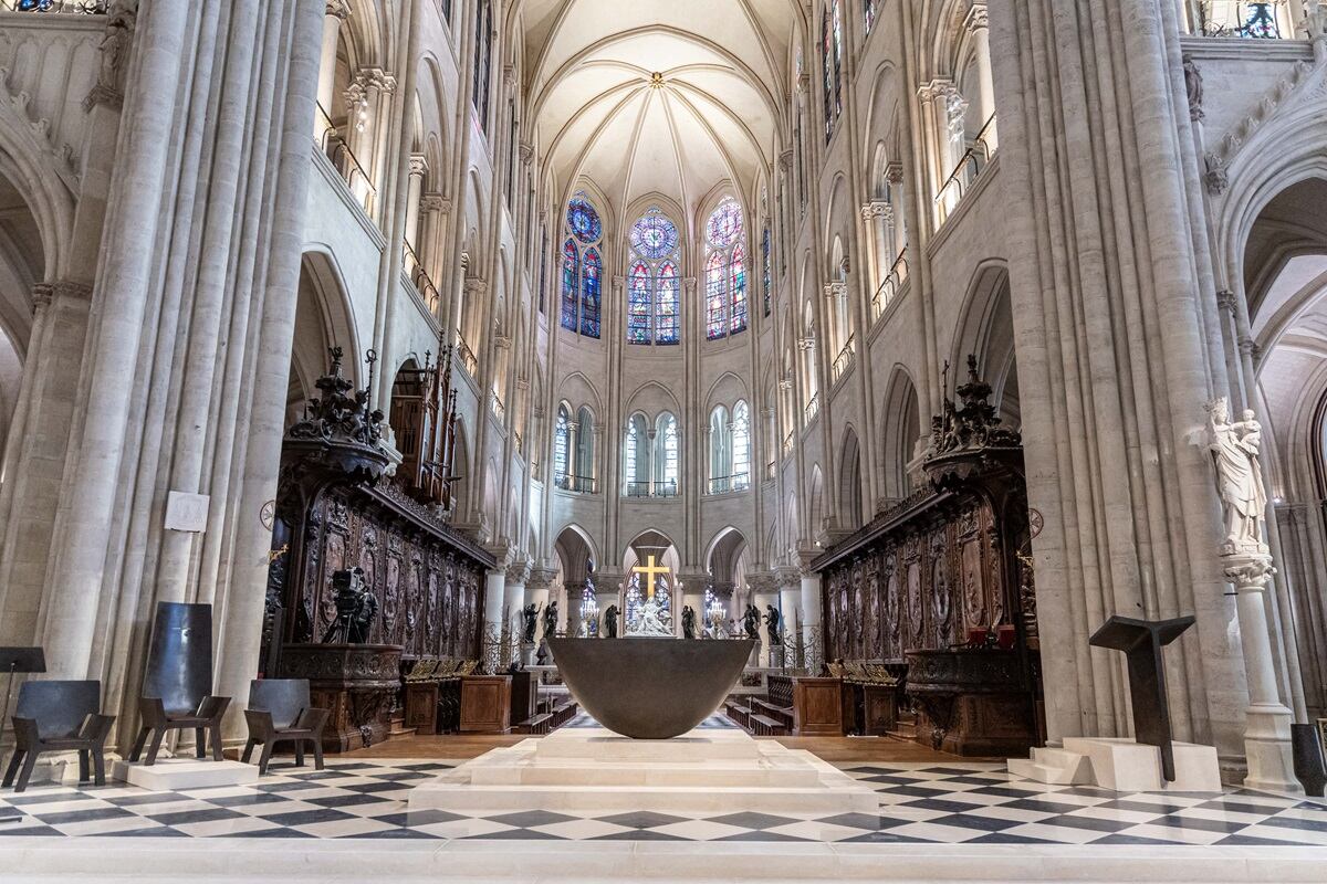 Un nuevo altar diseñado por el artista y diseñador francés Guillaume Bardet, en la catedral de Notre-Dame de Paris, en París. (Foto de Christophe PETIT TESSON / POOL / AFP)