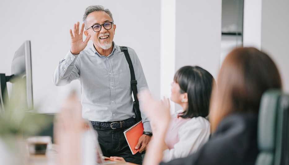 Profesionales que lleguen a los 50 años pueden desarrollar habilidades para reinsertarse ene l mundo laboral. Foto: freepick