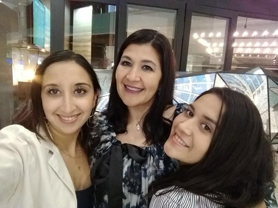 Ana Laura Barro Guevara, CEO de Ibope para Perú y Centroamérica, junto a sus dos hijas. Foto cortesía para G de Gestión.