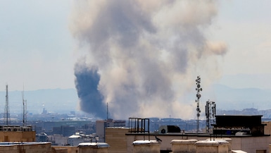 El humo se eleva tras los ataques a Teherán, Irán, el 7 de abril de 2026. (Foto de ATTA KENARE / AFP).