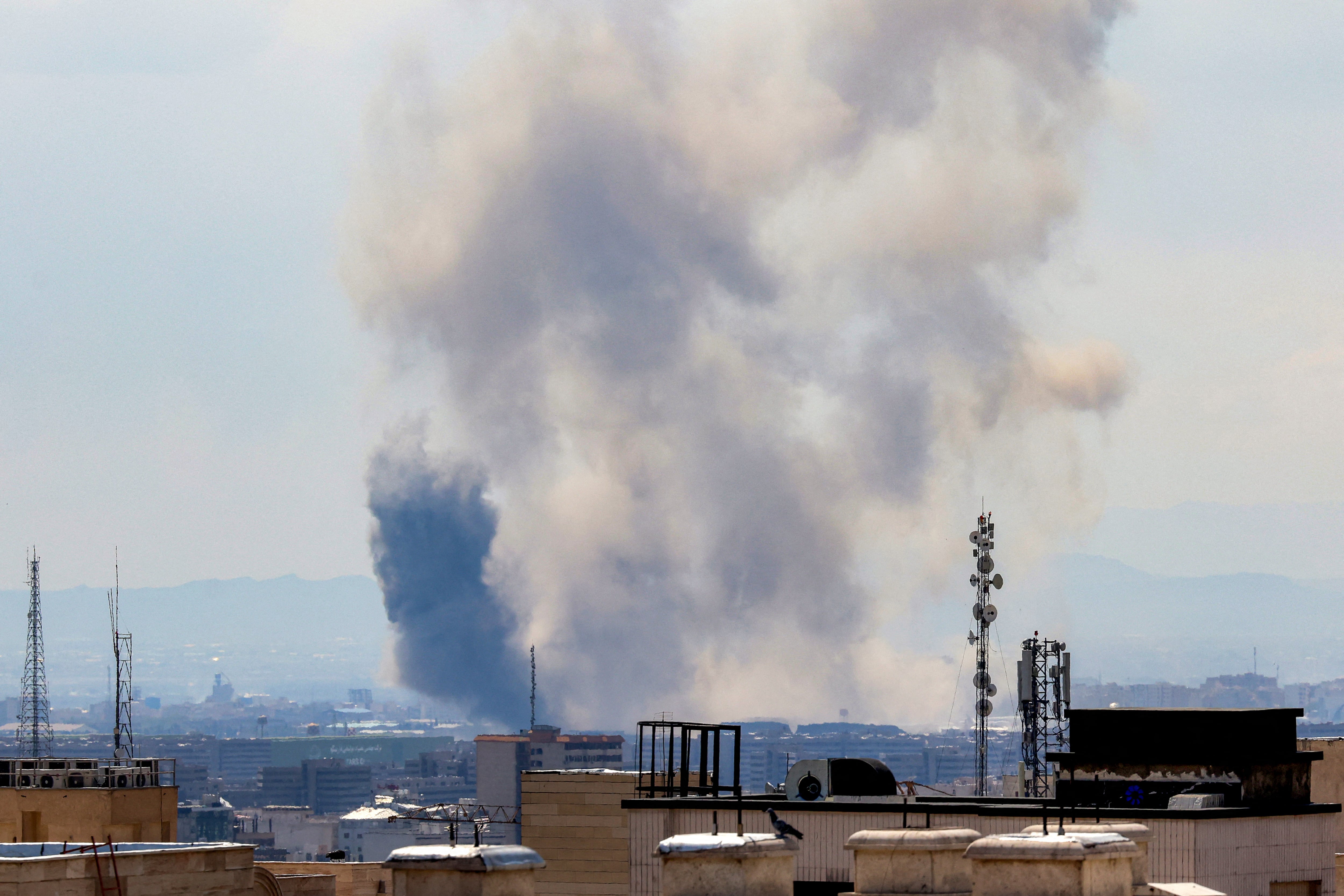 El humo se eleva tras los ataques a Teherán, Irán, el 7 de abril de 2026. (Foto: AFP)