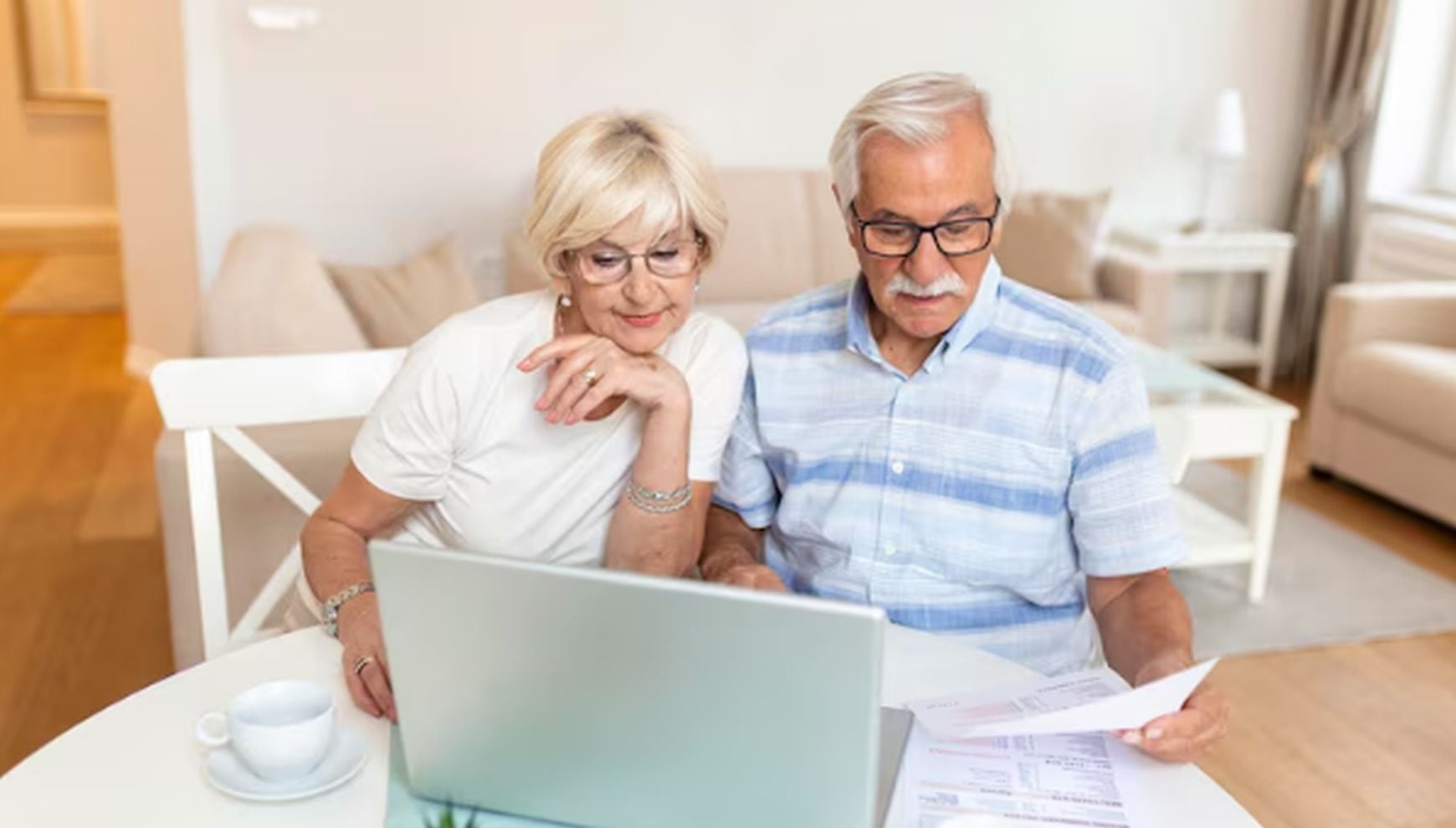 Al cumplir 65 años, algunas parejas casadas pueden reducir de forma importante lo que pagan al IRS, siempre que declaren de la manera correcta (Foto: Freepik)