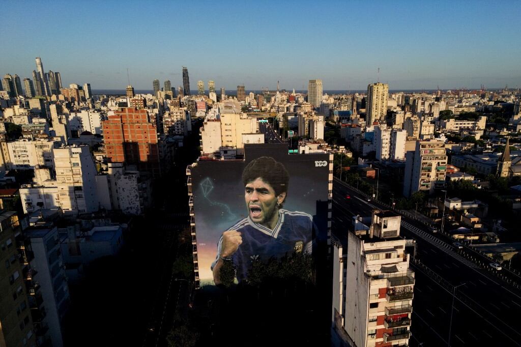 Esta vista aérea muestra un mural de la fallecida leyenda del fútbol argentino Diego Maradona pintado por el artista Martin Ron en Buenos Aires el 10 de marzo de 2025. (Photo by LUIS ROBAYO / AFP)