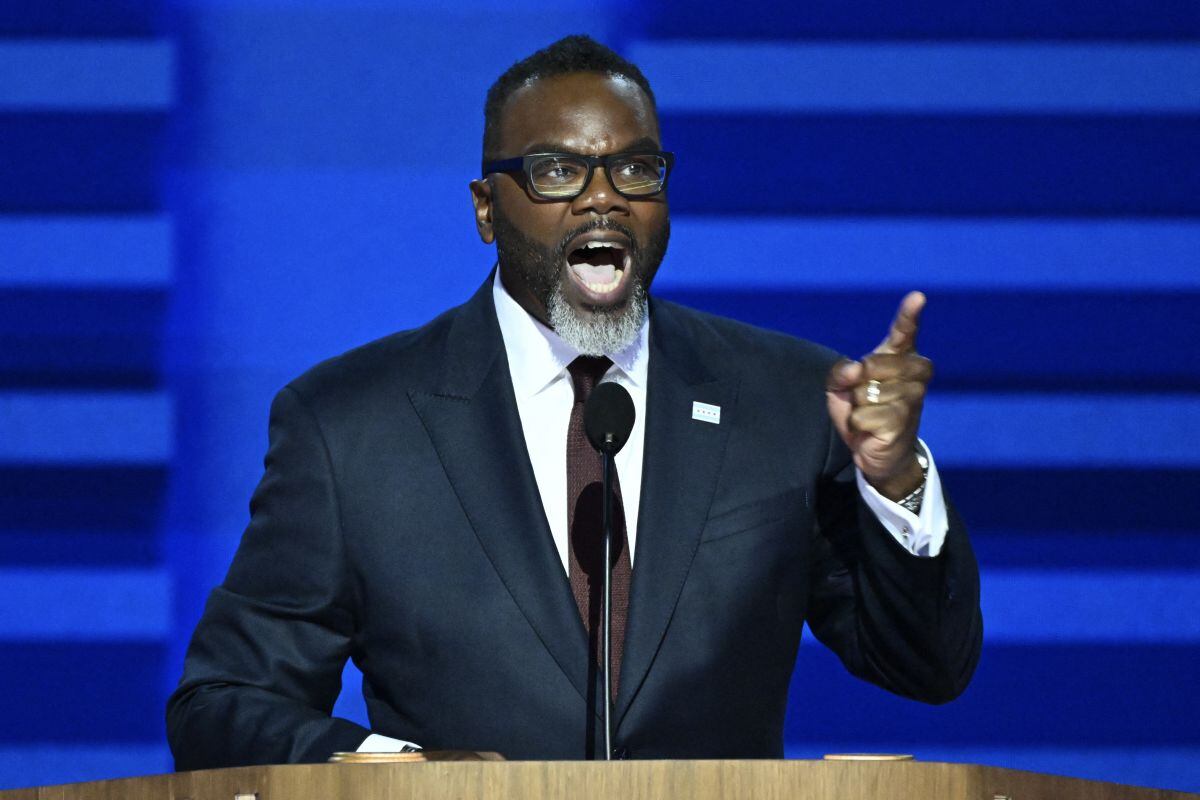 El alcalde de Chicago, Brandon Johnson, durante la Convención Nacional Demócrata (DNC) en el United Center en Chicago, Illinois, el 19 de agosto de 2024 (Foto: Mandel Ngan / AFP)